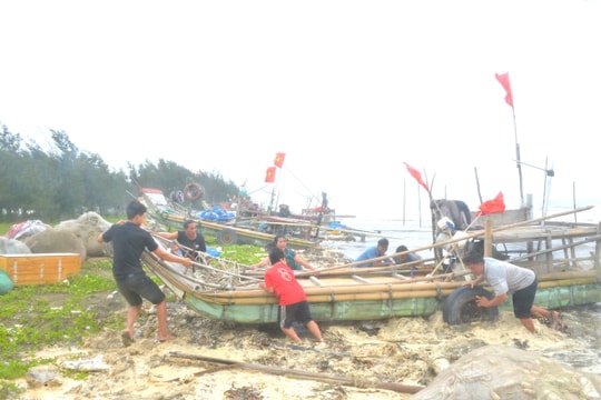 Ngư dân Diễn Châu hối hả kéo bè mảng lên bờ tránh triều cường dâng 