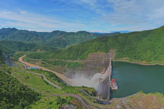 Công ty Thủy điện Bản Vẽ thông báo vận hành hồ chứa điều tiết nước qua đập tràn