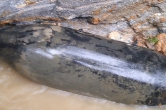 Quả bom khủng 'lộ thiên' sau mưa lớn ở Quế Phong