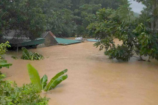 Nhiều hộ dân ở xã Châu Bình (Quỳ Châu) ngập sâu đến nóc, trụ sở xã chìm trong nước