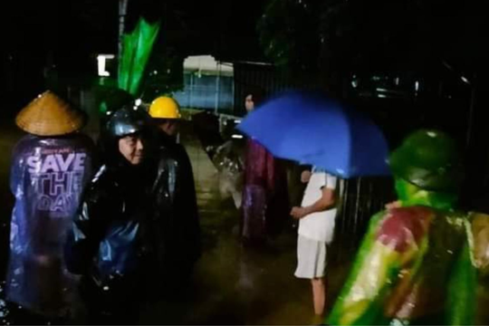 Người dân các huyện Quế Phong, Quỳ Châu, Thanh Chương trắng đêm chạy lũ