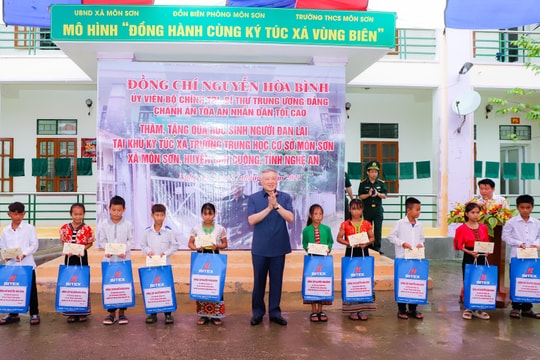 Chánh án Tòa án nhân dân tối cao thăm, tặng quà học sinh đồng bào dân tộc Đan Lai, Đồn Biên phòng Môn Sơn