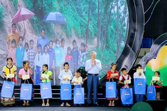 Chánh án Tòa án nhân dân Tối cao vui Tết Trung thu cùng trẻ em xã Môn Sơn (Con Cuông)