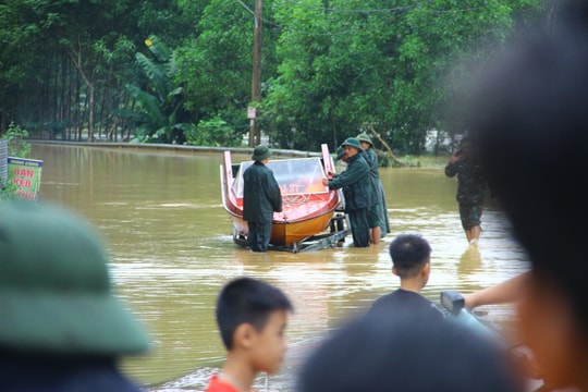 Quốc lộ 48 bị chia cắt, nhiều người không về được nhà