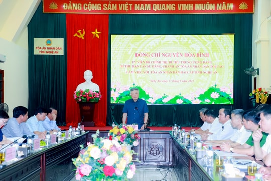 Chánh án Tòa án nhân dân tối cao Nguyễn Hòa Bình làm việc với Tòa án nhân dân hai cấp tỉnh Nghệ An