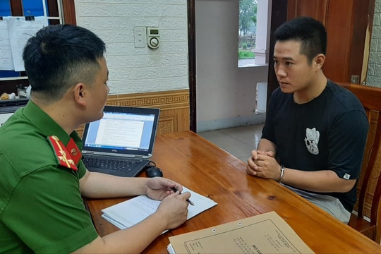 Khởi tố đối tượng đi xe máy, gắn biển kiểm soát giả cướp giật tài sản