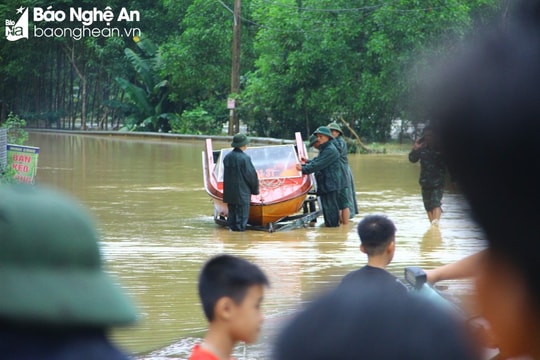 Tìm kiếm người đàn ông mất tích trong lũ ở Quỳ Châu