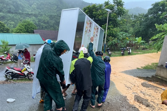 Các lực lượng khắc phục hậu quả mưa lũ ở Kỳ Sơn, Tương Dương 