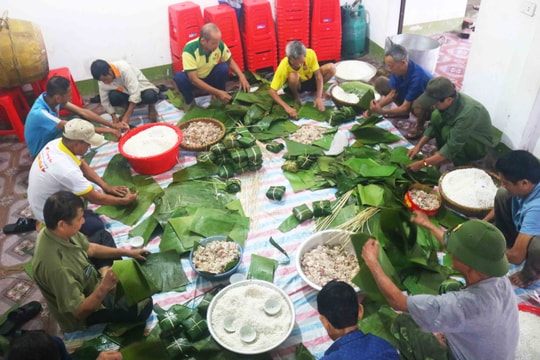 Làng quê rộn ràng gói bánh chưng đón Trung Thu
