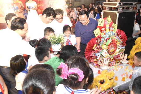 Ấm áp chương trình 'Trung thu cho em' tại xã Nghĩa Lạc (Nghĩa Đàn)