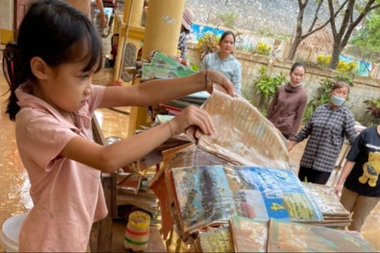 Hàng trăm học sinh Quỳ Châu mất hết sách vở, đồ dùng cá nhân sau lũ