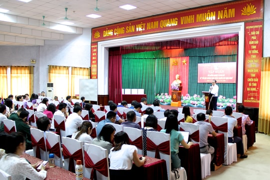 Nâng cao nghiệp vụ báo chí, đổi mới tuyên truyền về xây dựng Đảng 