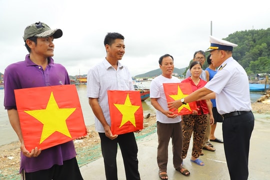 Bộ Tư lệnh Vùng 1 Hải quân tặng quà gia đình chính sách và cờ Tổ quốc cho ngư dân ở Nghệ An