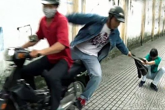 Cướp giật tài sản và gây thương tích cho người khác thì bị phạt tù mấy năm?