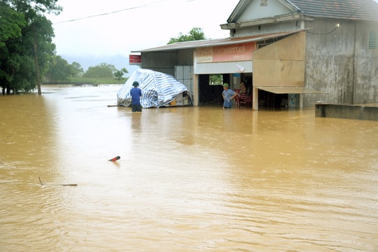 Nước sông Con dâng nhanh, cả trăm hộ dân ở Tân Kỳ tất bật chạy lụt