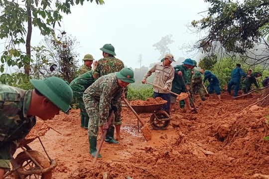 Nỗ lực thông các tuyến đường bị sạt lở, hư hỏng sau lũ ở Nghệ An 