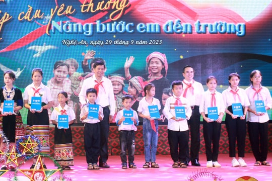 Trao tặng học bổng và quà trung thu đến các học sinh dân tộc thiểu số, hoàn cảnh khó khăn