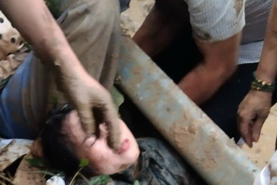 Cứu sống 2 giáo viên vùng cao Nghệ An bị đất đá từ trên núi bất ngờ đổ xuống cuốn trôi