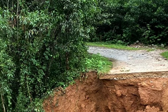 Nhiều hộ dân bị cô lập ở Quỳ Châu do đường hư hỏng nặng