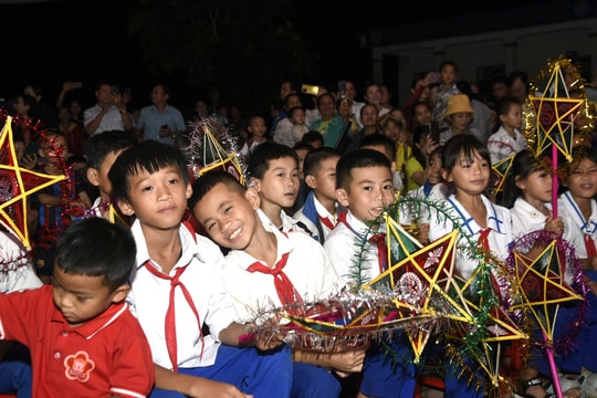 Chung tay đưa trung thu ấm áp đến trẻ em kém may mắn