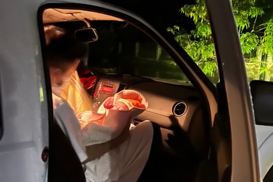 Vượt lũ trong đêm giúp 'mẹ tròn con vuông'