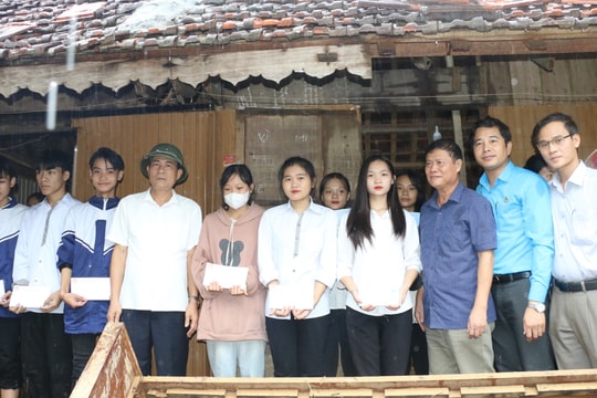 Ngành Giáo dục Nghệ An trao gần 400 triệu đồng hỗ trợ học sinh và giáo viên vùng lũ Quỳ Châu 