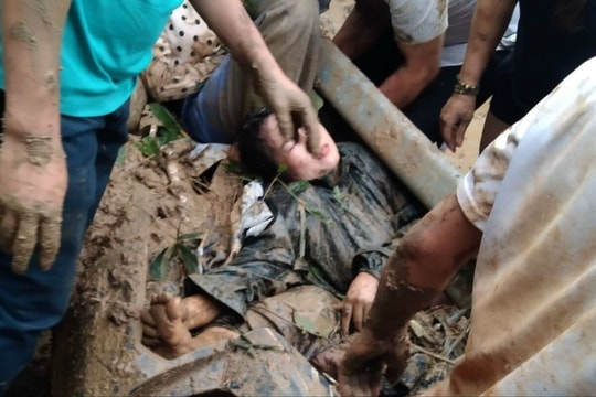 Hàng chục người giải cứu 2 giáo viên vùng cao Nghệ An gặp nạn trên đường đi dạy về