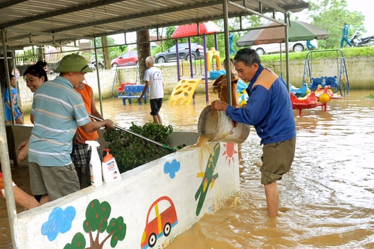 Tân Kỳ huy động nhân lực hỗ trợ người dân vệ sinh môi trường sau khi lũ rút