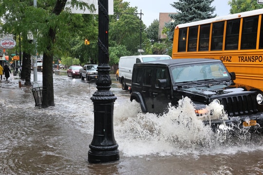 New York phải ban bố tình trạng khẩn cấp vì ngập lụt