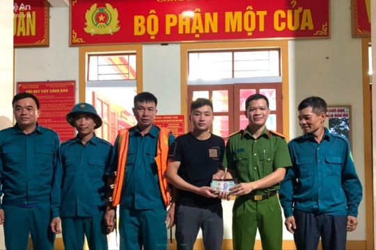 Nhặt được ví tiền có hơn 12 triệu đồng khi tìm kiếm người bị nước cuốn trôi
