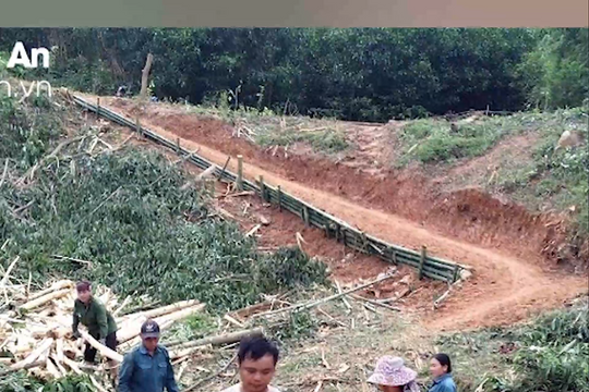 Lũ cắt đôi mặt đường, người dân Quỳ Châu mở đường mới để đi tạm