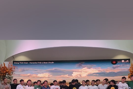 Đinh Xuân Tiến, Nguyễn Văn Việt cùng đồng đội thể hiện tài ca hát