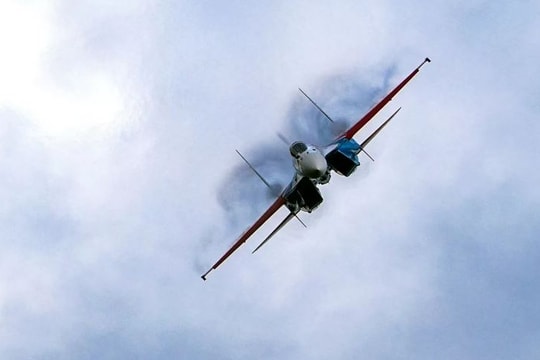Tiêm kích Su-35S của Nga bắn hạ máy bay Ukraine trong trận không chiến