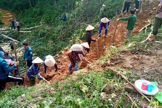 Lũ cắt đôi mặt đường, người dân Quỳ Châu khẩn trương mở đường mới để đi tạm 