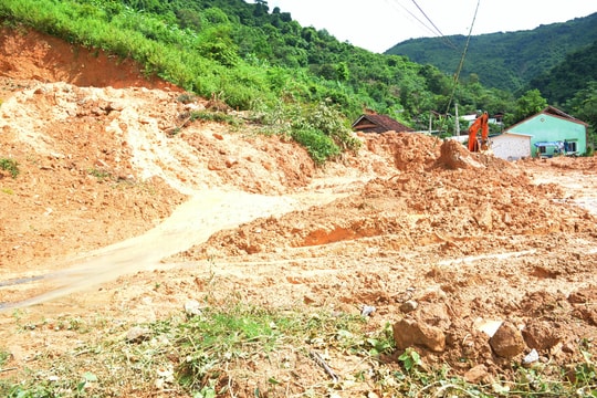 Lũ ống xuất hiện giữa trời nắng chang chang ở Kỳ Sơn