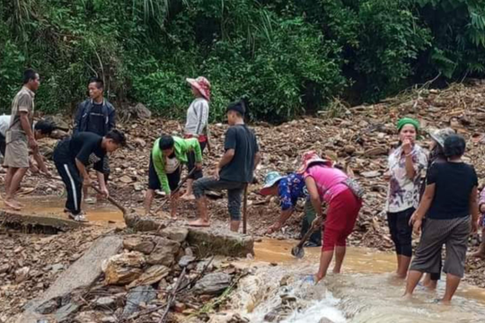 Người dân xã Bảo Thắng (Kỳ Sơn) vừa khắc phục hậu quả lũ ống, vừa thấp thỏm trước nguy cơ đất, đá tiếp tục sạt lở