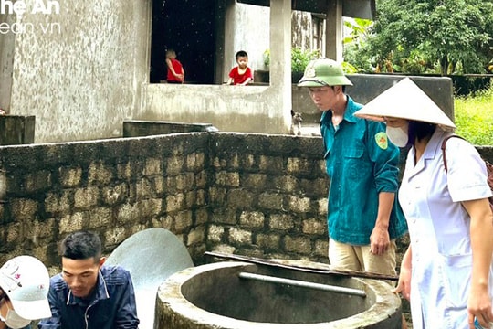 Kịp thời giúp dân vùng tâm lũ làm sạch nguồn nước