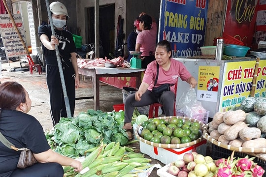 Giá rau xanh tăng gấp đôi, gấp ba sau mưa lũ