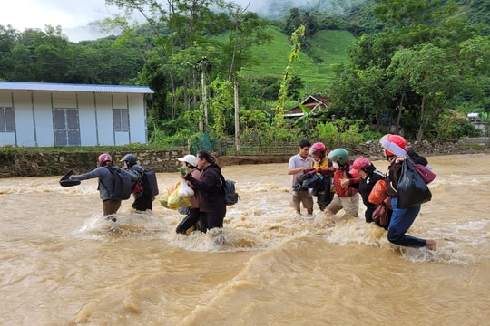 Giáo viên vùng cao Kỳ Sơn dìu nhau qua suối lũ vào trường