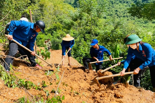 Tuổi trẻ Nghệ An xung kích cùng người dân khắc phục hậu quả sau lũ