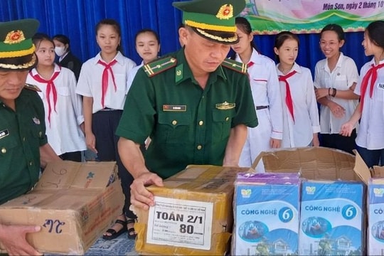 Trao tặng gần 100 bộ sách giáo khoa cho học sinh xã biên giới Môn Sơn (huyện Con Cuông)