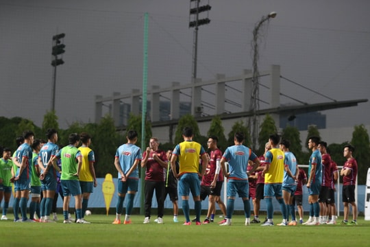 Đội tuyển Việt Nam hứng khởi tập buổi đầu tiên, sẵn sàng đối đầu Trung Quốc, Hàn Quốc