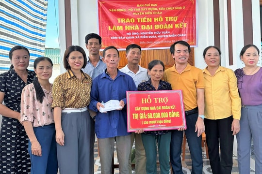 Trao 160 triệu đồng hỗ trợ làm nhà Đại đoàn kết ở Diễn Châu