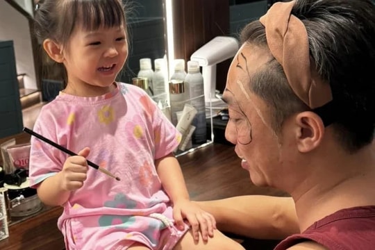 Cường Đô la 'bất chấp hình ảnh', làm trò cho con gái vui