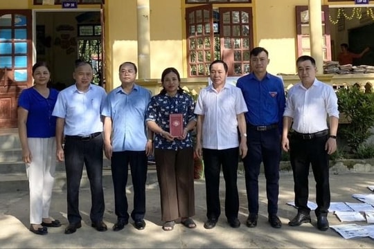 Ban Tổ chức Tỉnh ủy hỗ trợ lũ lụt tại huyện Quỳ Châu