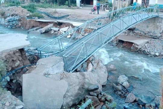 Sập chân cầu sắt bắc qua suối nơi tâm lũ Kỳ Sơn