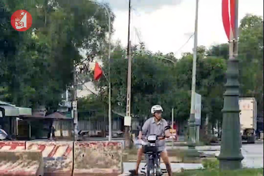 Ngang nhiên dời trụ bê tông, xé rào chắn để qua đường ở thành phố Vinh