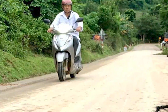 Bạt mái ta luy dương làm đường tạm trên Quốc lộ 48