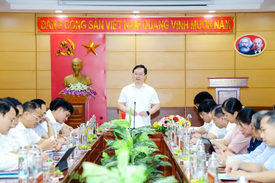 Chủ tịch UBND tỉnh Nghệ An Nguyễn Đức Trung làm việc với Ban Dân tộc tỉnh