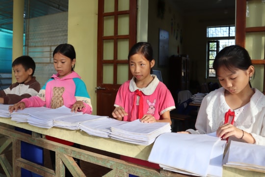 Hơn 300 học sinh vùng tâm lũ Quỳ Châu trở lại trường 